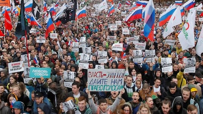 Manifestantes, durante o protesto de sábado por eleições livres em Moscou.