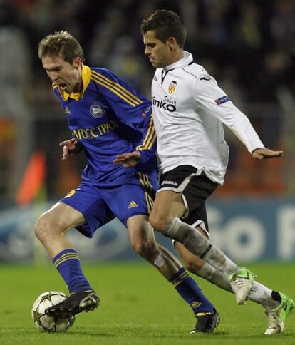 Gago persigue a Hleb.