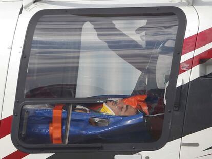 Sainz, dissabte, en ser evacuat en helicòpter.