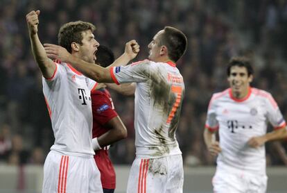 Müller celebra con Ribery, ante la mirada de Javi Martínez, el gol de la victoria del Bayern.