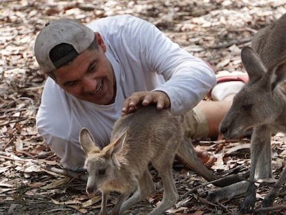 El presentador de televisión Frank Cuesta es fotografiado junto a dos canguros, un marsupial que habita en Australia.