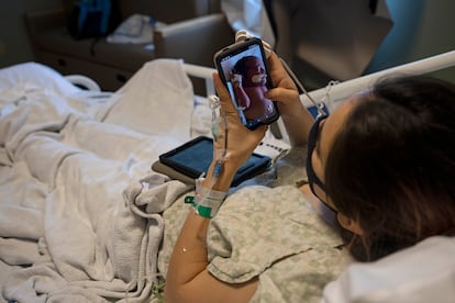 Marisa Ponce mira una fotografía de sus bebés recién nacidos durnte la pandemia de Covid-19 en un hospital de McAllen, Texas, en julio de 2020. 