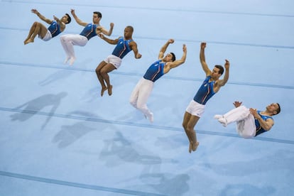 De derecha a izquierda los componentes de la selección española masculina de Gimnasia Artística Néstor Abad, Fabián González, Rubén López, Rayderley Zapata, Adriá Vera y Alberto Tallón, durante el entrenamiento en el Centro de Alto Rendimiento del Consejo Superior de Deportes (CSD) en Madrid, antes de viajar este fin de semana a Montpellier (Francia), donde competirán en el VI Campeonato Europeo de Gimnasia Artística, que se celebrará entre el 15 y el 19 de abril.