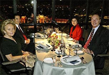 Hu Jintao y Jacques Chirac, junto a sus esposas, anoche en el restaurante de la Torre Eiffel.