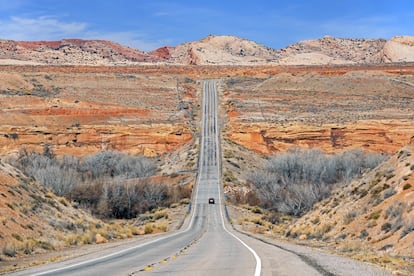 Un coche atraviesa la Ruta 191 de EE UU, a la altura de Red Rock Country, Utah. 