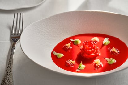 El plato en homenaje a los remolacheros aragoneses de 1914: láminas de pechuga escabechada de pintada salvaje criada en Los Monegros y salmorejo de remolacha encurtida, entre otros, con tomillo, romero y cilantro.