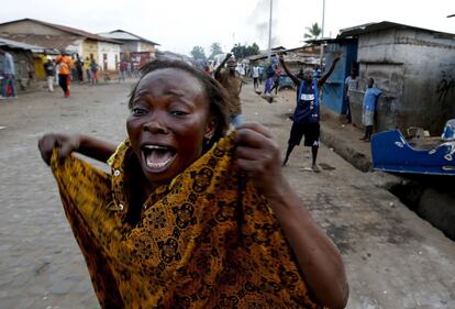 Una mujer grita durante una protesta contra el presidente Pierre Nkurunziza en Bujumbura (Burundi). Líderes del este de África mantendrán una cumbre especial para abordar la crisis en Burundi, donde continúan los choques entre Policía y manifestantes y la oposición ha boicoteado encuentros de paz.