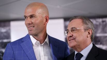 Zidane y Florentino Pérez, en la presentación del francés como técnico del Madrid.