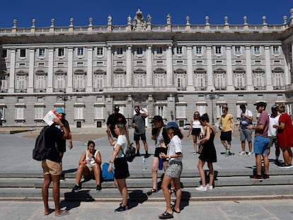 Varios turistas visitan, el pasado lunes, el Palacio Real de Madrid.