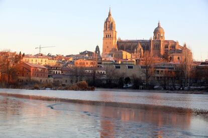 El latigazo del frío está siendo más feroz donde más ha nevado, en el centro y en la meseta sur. Por contra, la zona menos afectada por la ola es el suroeste. En la imagen, el río Tormes, a su paso por Salamanca, este martes, tras una noche en la que se registraron temperaturas que rondaron los 10 grados bajo cero.