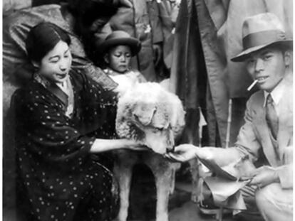 Viajeros junto a 'Hachikō' en la estación de Shibuya (1925). Su amo murió, pero el fiel perro siguió esperándole cada día en el andén.