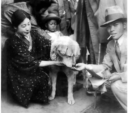 Viajeros junto a 'Hachikō' en la estación de Shibuya (1925). Su amo murió, pero el fiel perro siguió esperándole cada día en el andén.