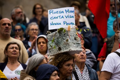 Protesta en la Praza da Quintana contra las declaraciones de Rueda en las que minimizó la importancia del fuego y achacó a las piedras parte del terreno arrasado.