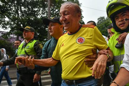 El candidato presidencial Rodolfo Hernández, vestido con la camiseta de Colombia, este sábado en un estadio de fútbol en Medellín para ver un partido de fútbol de la liga local.