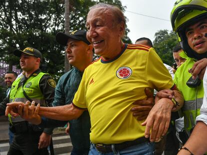 El candidato presidencial Rodolfo Hernández, vestido con la camiseta de Colombia, este sábado en un estadio de fútbol en Medellín para ver un partido de fútbol de la liga local.