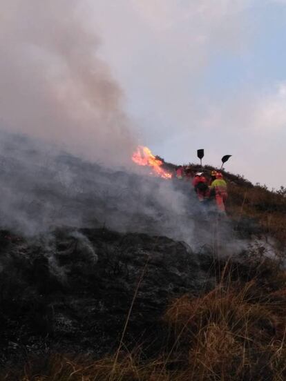 La lucha contra el fuego en Cantabria mantiene ahora desplegados a 760 efectivos de la Dirección General de Medio Natural, de la Dirección General de Protección Civil y Emergencias, del 112 Cantabria, la UME, Guardia Civil, Voluntarios de Protección Civil, Cruz Roja, Bomberos municipales y 061. Durante la noche, han estado trabajando un total de 430 personas de los diferentes cuerpos de extinción anteriormente citados. En la imagen, efectivos de la UME participando en las labores de extición, este domingo.