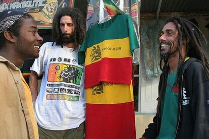 Dos <i>rastafaris</i> italianos, ante una tienda de recuerdos de Bob Marley en Addis Abeba.