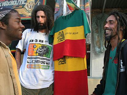 Dos <i>rastafaris</i> italianos, ante una tienda de recuerdos de Bob Marley en Addis Abeba.