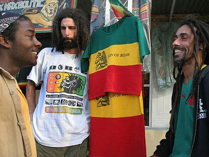 Dos <i>rastafaris</i> italianos, ante una tienda de recuerdos de Bob Marley en Addis Abeba.