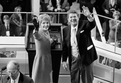 El matrimonio Reagan saluda a los asistentes a la ceremonia de investidura en el Capitolio el 20 de enero de 1981. Reagan se convirtió en el primer actor profesional en convertirse en presidente.  