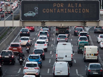 Un panel luminoso en la M-30 indica la activación del protocolo anticontaminación en Madrid.