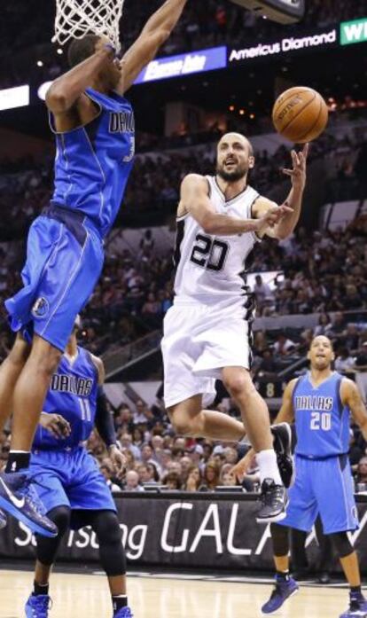 El argentino Manu Ginóbili juega con los Spurs.