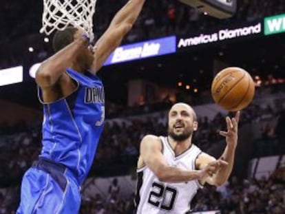 El argentino Manu Ginóbili juega con los Spurs.