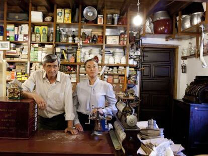 C&eacute;sar Cambeiro (izquierda) y Mayka Bra&ntilde;a en el rodaje de Vilamor en Grandas de Salime (Asturias). / X.L.