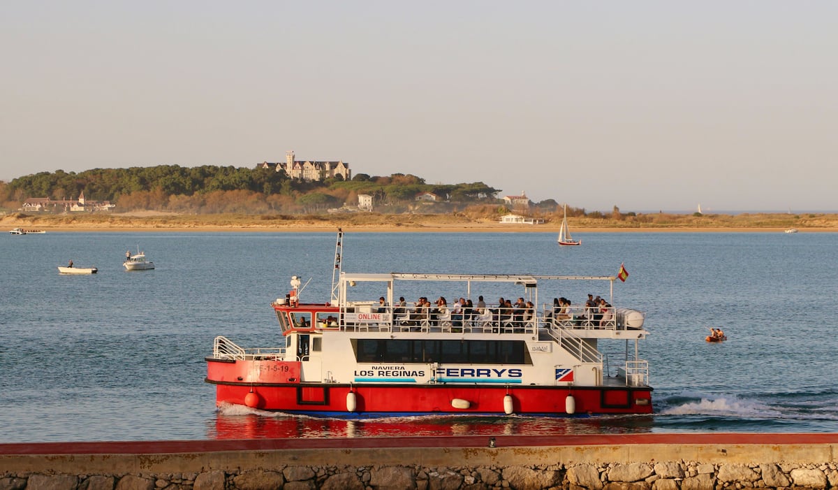 Los Reginas, en un taxi naval entre Santander y Pedreña y Somo para cambiar de playa