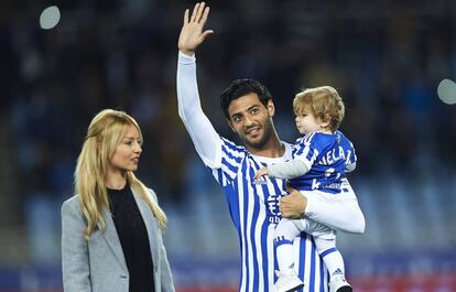 Vela se despide de Anota junto a su esposa e hijo.