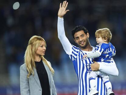 Vela se despide de Anota junto a su esposa e hijo.