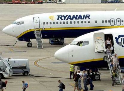 Pasajeros desalojan un avión de Ryanair en Girona.