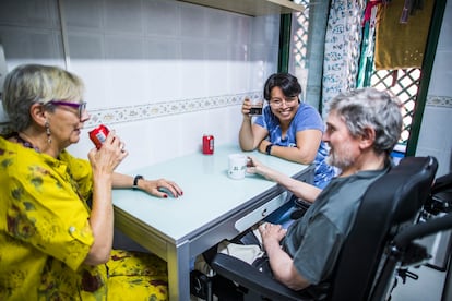  Paz, Carlos y Delmi charlan en la cocina. 