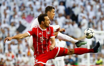 Mats Hummels del Bayern lucha por el balón con Cristiano Ronaldo.