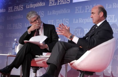 El ministro de Economía, Luis de Guindos, y el director de EL PAÍS, Javier Moreno, en un momento de la entrevista celebrada en el Foro Invertir en El Perú.