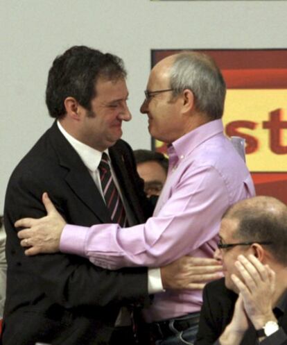 El primer secretario del PSC, José Montilla (i) y el secretario de Política municipal y alcalde de Barcelona, Jordi Hereu (d), se saludan durante la celebración del Consell Nacional de los socialistas de hoy en Barcelona
