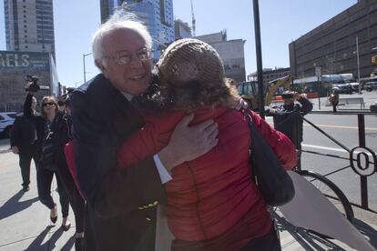 Eleitora abraça Bernie Sanders no Brooklyn, nesta quarta.