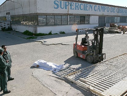 El cadáver del vigilante muerto en accidente laboral, ayer, frente a la nave industrial en la que trabajaba en San Roque (Cádiz).