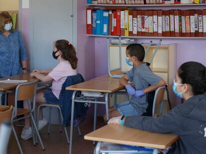 Primer día de clase de los alumnos del colegio público El Vallès de Terassa, el 2 de junio.