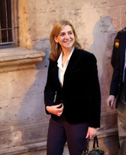 La Infanta, a l'entrada dels jutjats de Palma.