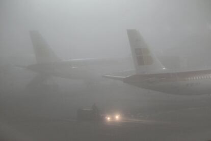 La niebla cubría anoche la T4 del aeropuerto de Barajas.