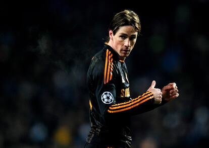 Fernando Torres no está acertado con el gol y, quizá por eso, predonominan los gestos serios en su cara.