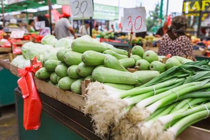 Puesto de verduras en un mercado de Belgrado.