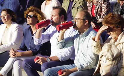 El ministro de Transportes y Movilidad Sostenible, Óscar Puente (tercero por la izquierda) y el eurodiputado, César Luena (segundo por la derecha), toman agua durante un mitin en la plaza Joaquín Elizalde de Logroño (La Rioja), el 30 de mayo. 