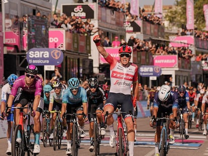 Mads Pedersen levanta el puño al ganar en Nápoles.