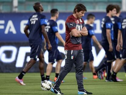 El seleccionador italiano, Antonio Conte, en un entrenamiento de Italia.