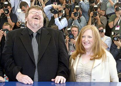 El director Michael Moore y su esposa, Kathleen Glynn, en Cannes, donde presentó el documental <i>Fahrenheit 911.</i>
