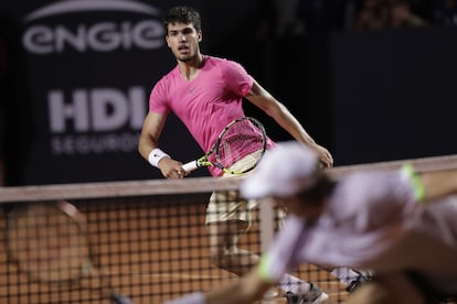 El tenista Carlos Alcaraz devuelve un a bola ante Nicolás Jarry, en la semifinal del Abierto de tenis de Río.