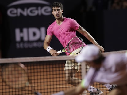 El tenista Carlos Alcaraz devuelve un a bola ante Nicolás Jarry, en la semifinal del Abierto de tenis de Río.