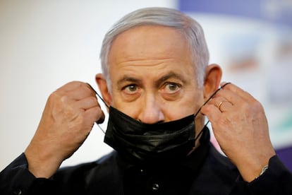 El primer ministro israelí, Benjamín Netanyahu, tras ser vacunado contra la covid en un centro médico de Ramat Gan, el 19 de diciembre.